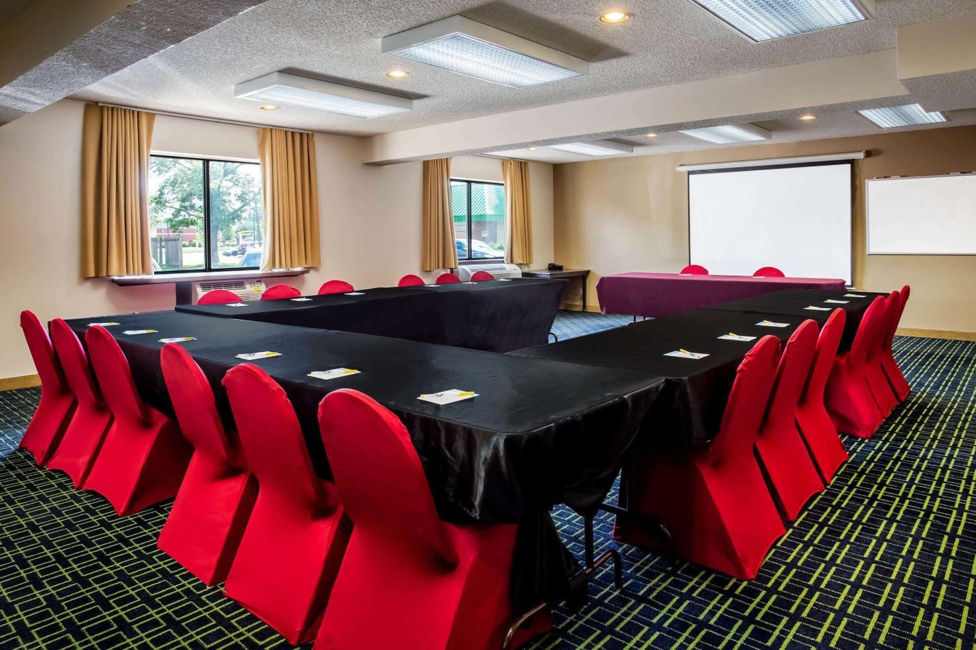 Days Inn & Suites By Wyndham Stevens Point Exteriér fotografie