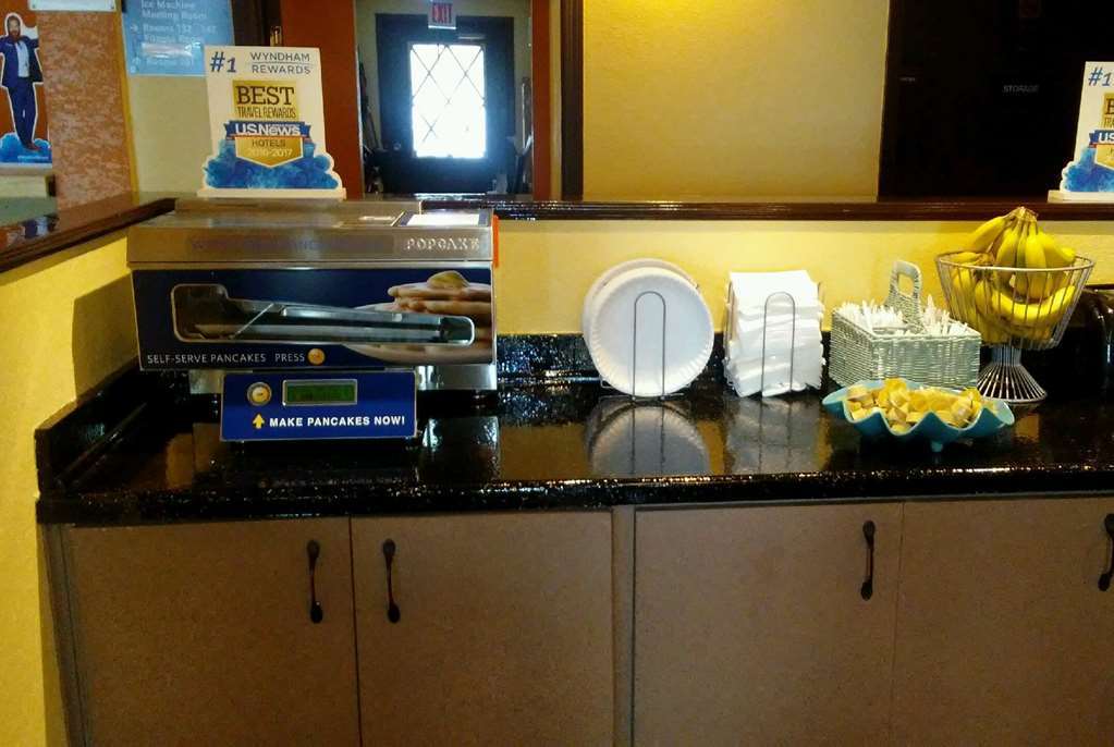Days Inn & Suites By Wyndham Stevens Point Restaurace fotografie
